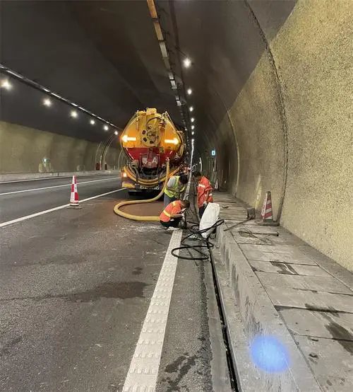 比如隧道排水渠清淤